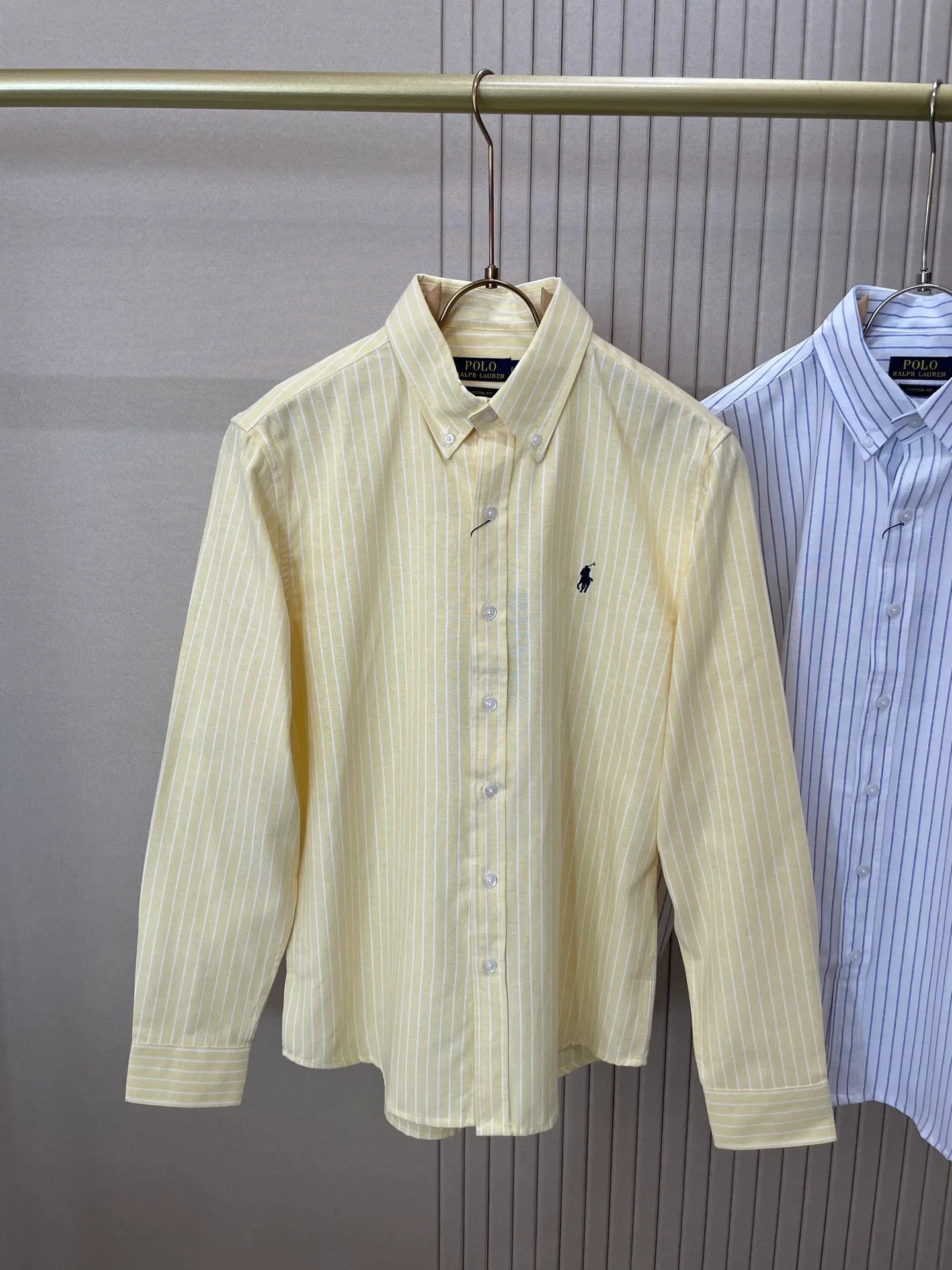 P220 🌸🌸🌸 POLO Ralph Lauren [High Quality] Classic shirt! The classic casual shirt made of pure cotton Oxford cloth has a unique design. It has a simple, clean and classic silhouette design. It is a versatile style that can be switched at will. The fabric feels soft and delicate, highly breathable, and is close to the skin and comfortable to wear. It can be worn alone as an inner layer. Its versatile performance is beyond your imagination! The upper body of the ready-to-wear is simple and classic yet elegant! Size:M-XXL